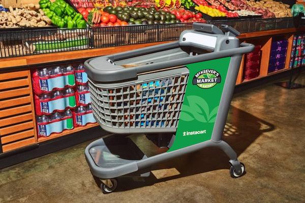 AI-тележка Instacart Caper Cart в магазине McKeever’s Market в США с экраном и цифровыми функциями
