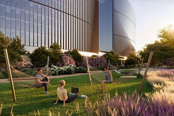 Рекреационная зона с гамаками и зелёным ландшафтом у офисного центра JOIS, демонстрирующая развитие спортивной и комфортной инфраструктуры для резидентов