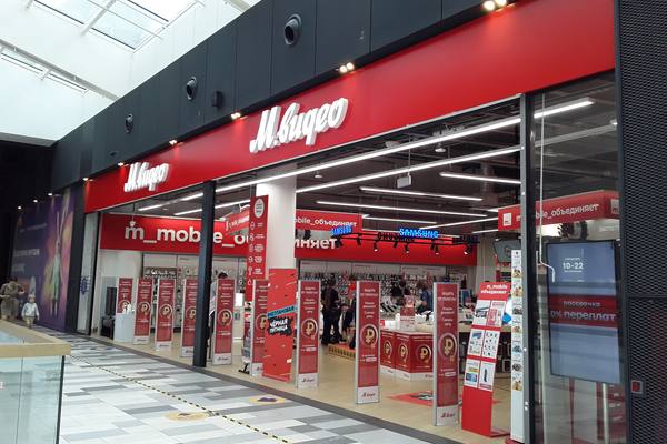 Фасад магазина М.Видео в торговом центре с красной фирменной вывеской и витриной электроники, иллюстрирующий позицию ритейлера в рейтинге лучших работодателей Forbes и его ESG-стратегию