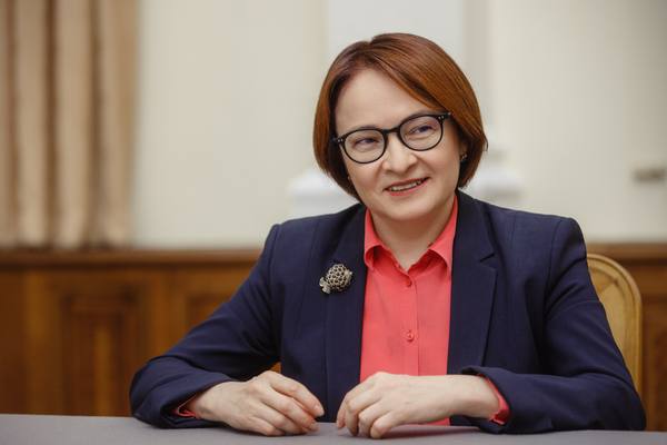 Руководитель Центрального банка России во время деловой беседы, иллюстрация позиции регулятора по единой цене и бонусным программам маркетплейсов.