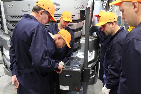 Группа механиков JAC проходит практическое обучение на оборудовании в учебном центре