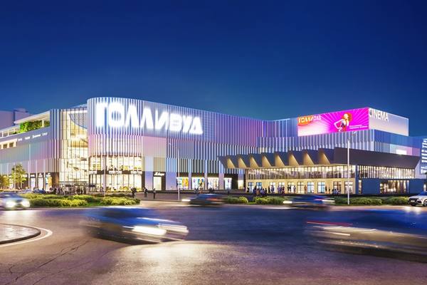 Фасад МФТРК «ГОЛЛИВУД» в Санкт-Петербурге в вечернее время