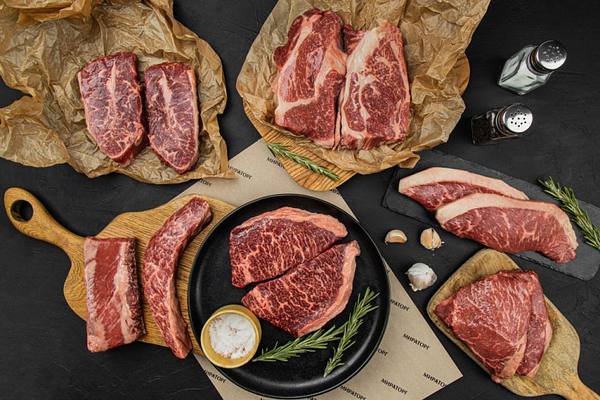 Ассорти из премиального мяса Мираторг: стейки Wagyu, Black Angus и Vaca Vieja на разделочных досках — как часть гастрономического проекта компании
