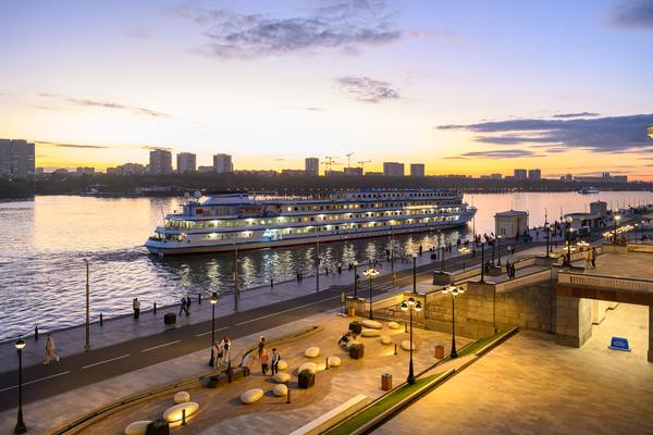 Теплоход уходит в речной круиз от Северного речного вокзала в Москве на закате — завершение навигационного сезона 2025 года