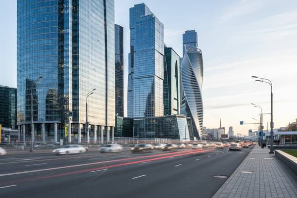 Современные офисные здания в Москве с фасадами из стекла на фоне ясного неба — отражение бурного роста офисного строительства и снижающейся вакантности