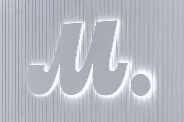 Логотип М.Видео на стене магазина — символ маркетплейса, показавшего рост продаж в октябре 2025 года