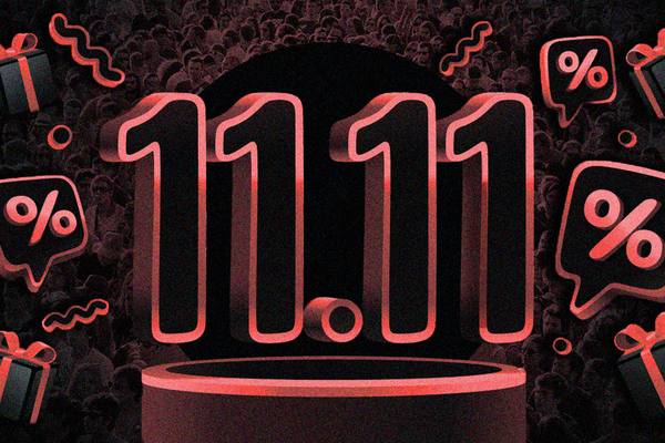 Покупатели с пакетами М.Видео выходят из магазина в день распродажи 11.11 — на фоне рекламной витрины с акционными баннерами и яркими скидками на электронику