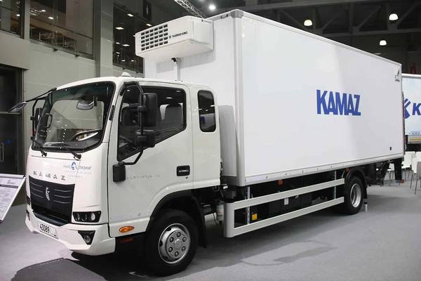 Среднетоннажный грузовик КамАЗ «Компас» фургон-рефрижератор для доставки заказов маркетплейса Ozon