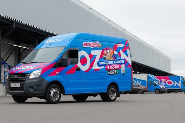 Складской центр Ozon и логистическая инфраструктура на фоне современных индустриальных зданий