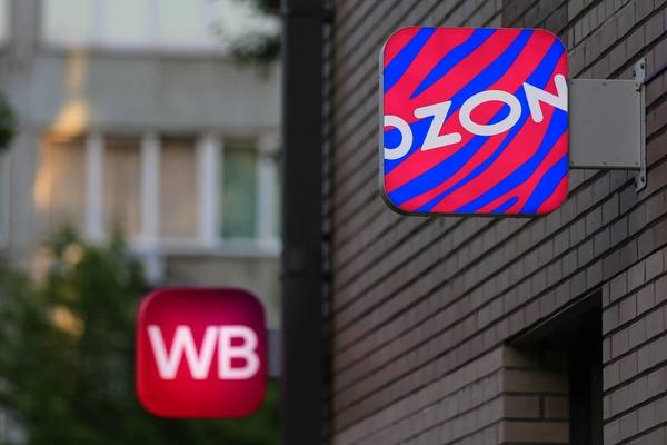 Вывески маркетплейсов Ozon и Wildberries на фасаде зданий — символ конфликта по условиям скидок при оплате банковскими картами