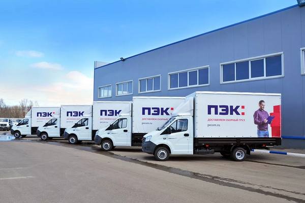 Автопарк компании ПЭК у логистического терминала — возобновление работы сети филиалов и доставки сборных грузов после сбоя