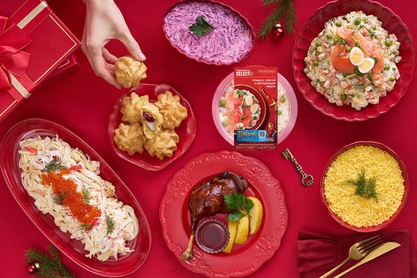 Новогодний стол с готовыми блюдами «Перекрёсток Select» в стиле фильма «Буратино» — салаты, утка конфи, десерты, фирменная упаковка и золотой ключик на красном фоне
