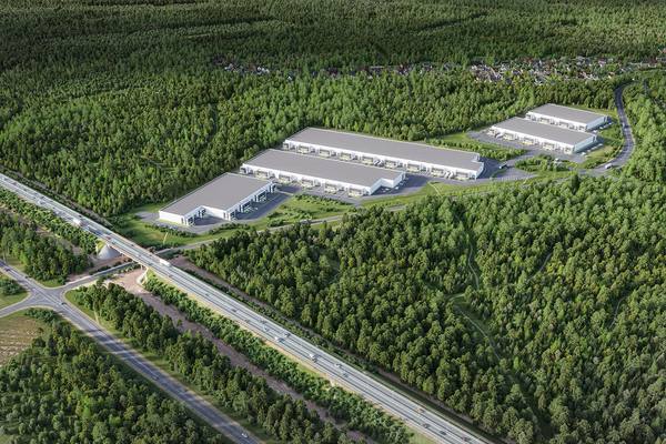 Аэрофотосъемка промпарка «Сенькино» на фоне лесного массива, вид на корпуса light industrial и транспортную инфраструктуру у трассы А-107