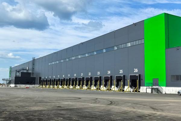 Современный распределительный центр «Пятёрочки» в Тамбове с грузовыми воротами — инфраструктура X5 для региональных поставок