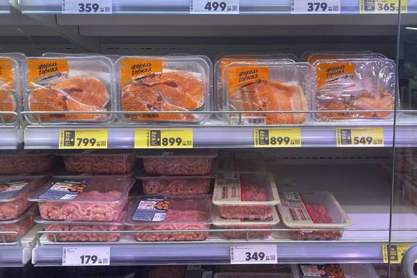 Упакованная охлаждённая рыба в холодильной витрине магазина «Пятёрочка» — новая категория в ассортименте СТМ