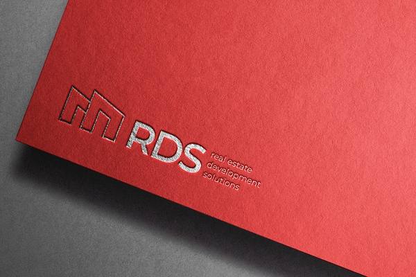 Логотип девелопера RDS Group с подписью real estate development solutions на красном фоне, символизирующий ребрендинг Radius Group и новое позиционирование в индустриальной недвижимости