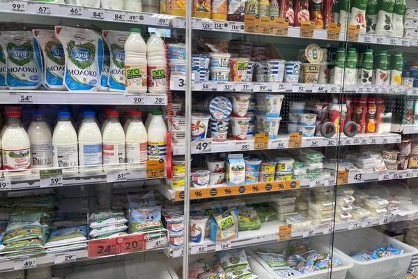Полки с молочной продукцией в российском супермаркете: рост отечественного производства и изменение структуры поставок в 2025 году