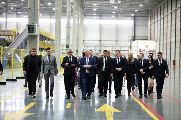 Руководство РВБ и власти Воронежской области на открытии нового логистического центра компании в Воронеже, ноябрь 2025 года