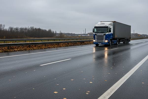 Колонна грузовых автомобилей на федеральной трассе осенью — отражение ситуации на рынке автоперевозок России в октябре 2025 года