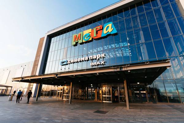 Фасад торгового центра «Мега» с логотипом на стеклянной витрине — один из объектов, откуда «Сберлогистика» выводит складские площади