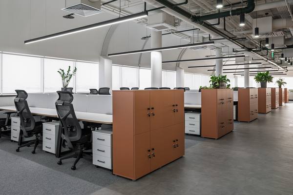 Современный open space-офис с рядами рабочих мест, шкафами и зелёными растениями в сервисном офисе Business Club на 12-м этаже бизнес-центра «Газетный 17» в Москве