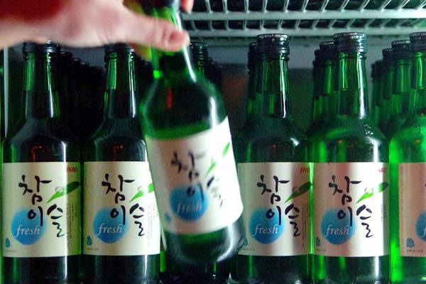 Бутылки корейского напитка соджу Jinro в холодильнике крупным планом