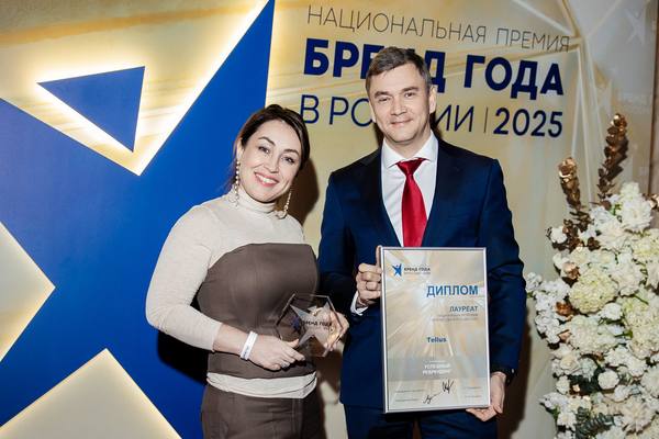 Представители бренда Tellus получают награду «Бренд года – 2025» за успешный ребрендинг на церемонии в Москве