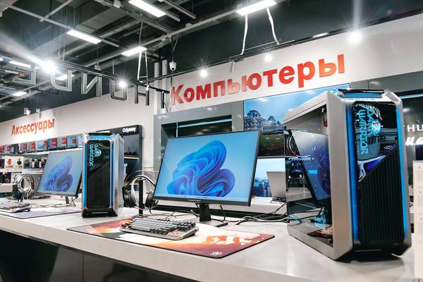 Игровые и офисные настольные компьютеры в торговом зале М.Видео, витрина с десктопами и аксессуарами на фоне вывески «Компьютеры»