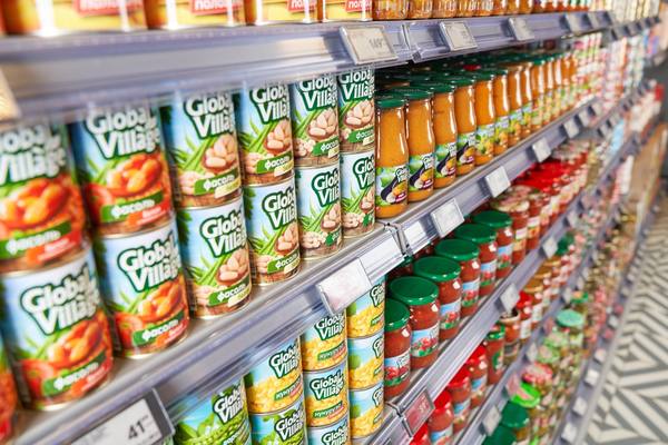 Полка супермаркета с консервированной продукцией собственных марок X5
