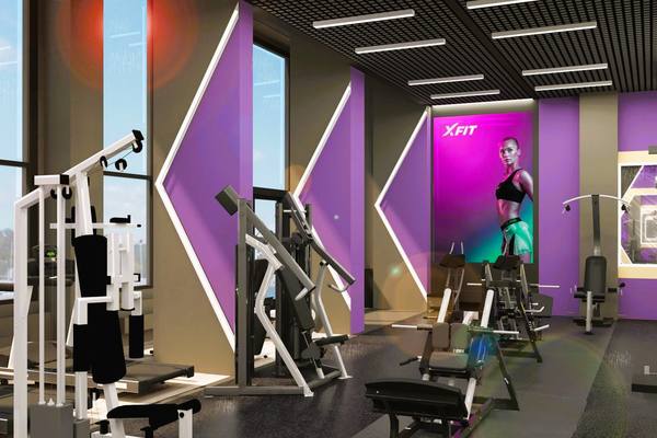Интерьер цифрового фитнес-центра XFIT Point с тренажёрами и фирменным оформлением, иллюстрирующий запуск smart gym в ЖК «Новая Рига»