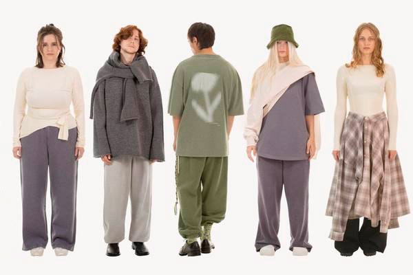 Коллекция одежды Muted от Яндекс Фабрики: модели в нейтральных тонах, представленные в рамках pop-up магазина в ТРЦ Авиапарк, ноябрь 2025.