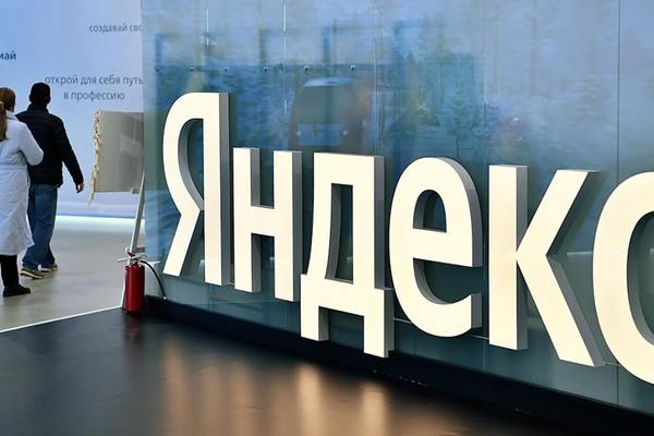 Иллюстрация конкуренции между Яндексом и маркетплейсами за цифровой трафик в товарной поисковой выдаче. Концептуальное изображение в бизнес-стиле.