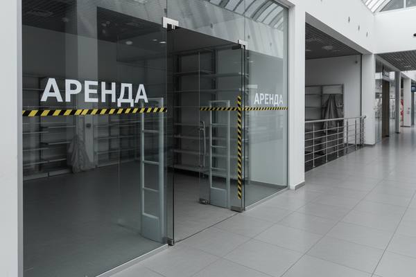 Пустые витрины закрытых магазинов одежды в торговом центре на фоне падающего спроса в 2025 году