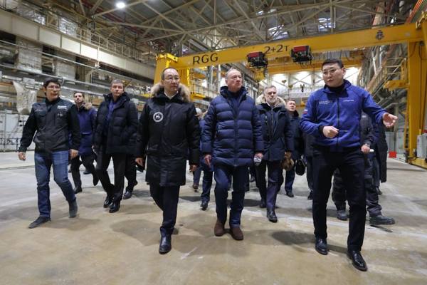 Николай Патрушев и Айсен Николаев во время визита на Жатайскую судоверфь в Якутии, осмотр производственного цеха