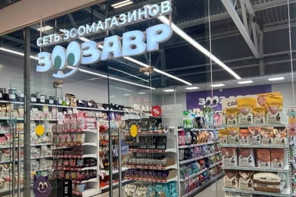Вход в зоомагазин сети «Зоозавр» с витриной и стеллажами с кормами и товарами для животных