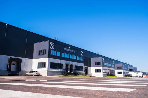 Производственные корпуса индустриального парка Есипово, вид на фасад с номерами секций и пандусами для логистики