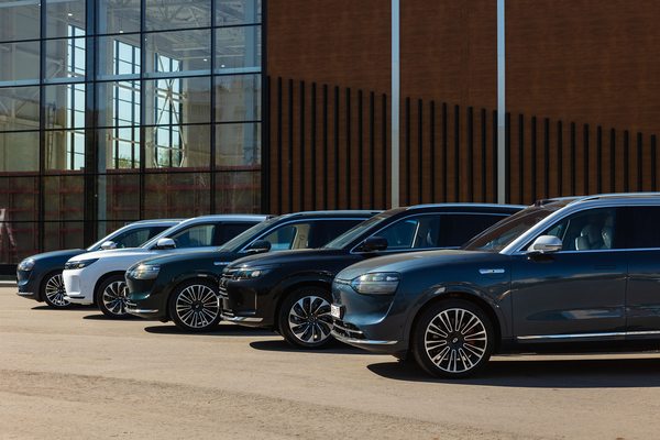 Автомобили AITO SERES, выстроенные в ряд, как отражение расширения дистрибуции и присутствия бренда на российском рынке