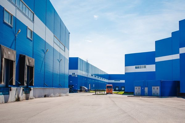 Современные складские корпуса логистического комплекса «Атлант-Парк» с грузовым транспортом на территории