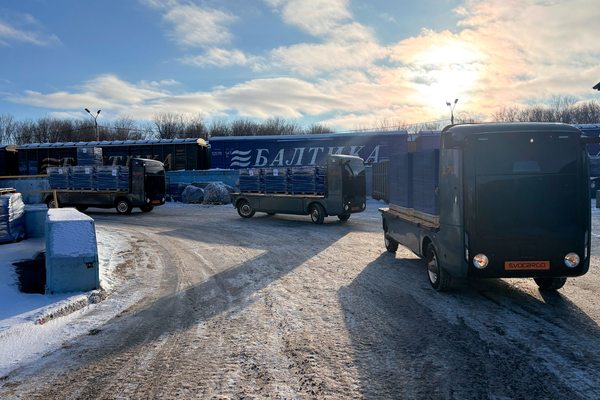 Беспилотные электрогрузовики EvoCargo на производственной площадке пивоваренной компании «Балтика» в Самарской области