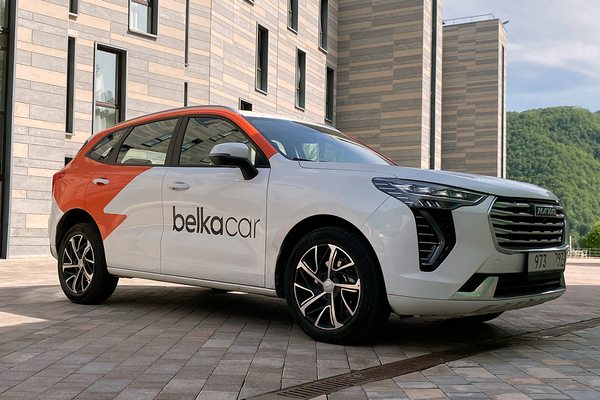 Автомобиль BelkaCar нового поколения на фоне городской застройки — иллюстрация к материалу о финансовых результатах каршеринга за 9 месяцев 2025 года.