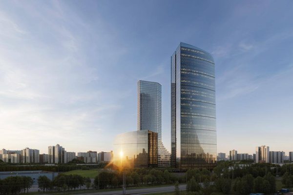Панорамный вид на современные башни делового района «Большой Сити» в Москве на фоне городской застройки и вечернего неба