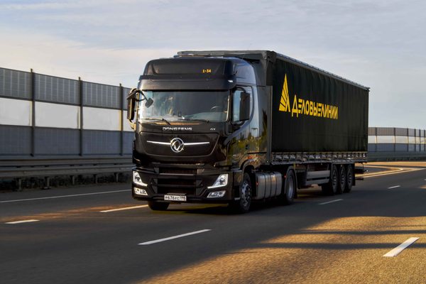 рузовик компании “Деловые Линии” на трассе, выполняющий междугороднюю доставку