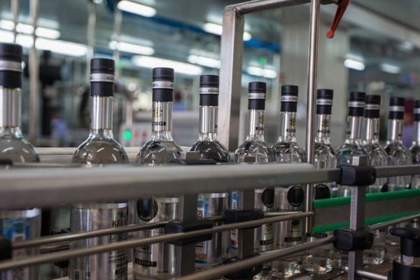 Линия розлива крепкого алкоголя на производстве перед экспортом в Индию как часть цепи поставок