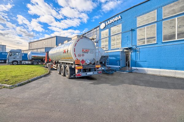 Цистерна с сырьём или продукцией у здания российского алкогольного завода Ladoga, показывающая производственно-логистический процесс перед экспортом