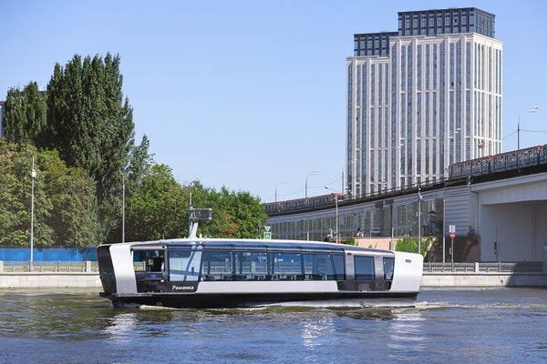 Современное электрическое пассажирское судно на городском водном маршруте