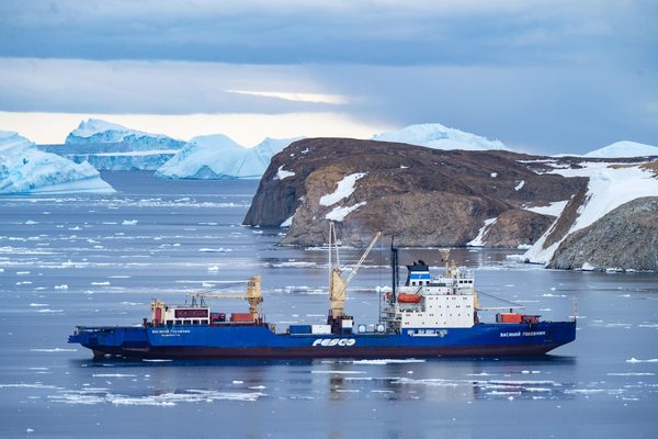 Дизель-электроход «Василий Головнин» Транспортной группы FESCO у берегов Антарктиды во время рейса по снабжению индийских полярных станций