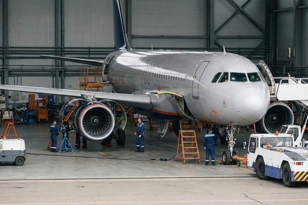 Техническое обслуживание зарубежного пассажирского самолета в ангаре: особый режим эксплуатации и роль МРО в устойчивости авиаперевозок