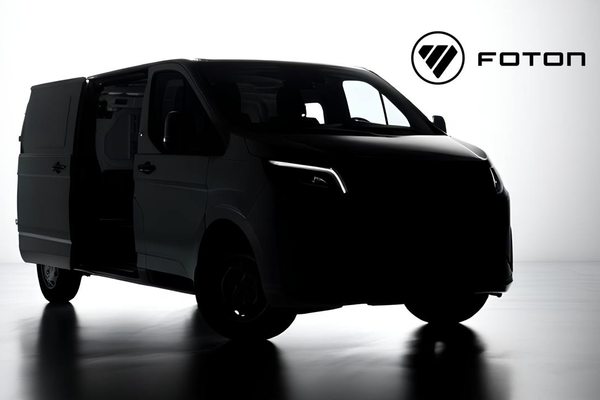 Презентационное изображение нового фургона FOTON VIEW с автоматической коробкой передач и зимним пакетом для рынка России, вид сбоку в студийном освещении, логотип FOTON