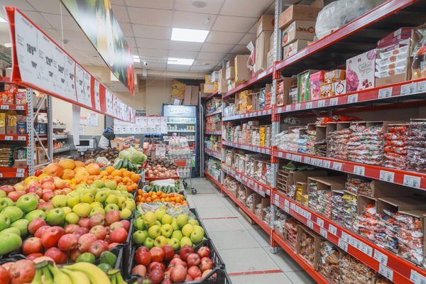 Продовольственный магазин формата “у дома” с полками и свежими фруктами — иллюстрация роста малых форматов и франшиз в продуктовом ритейле