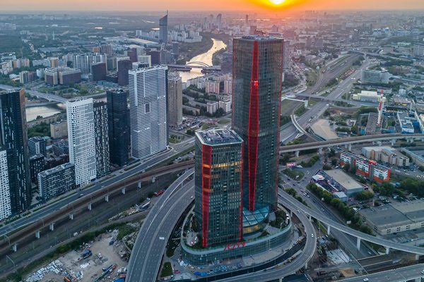 Аэрофотосъёмка офисного комплекса iCITY в Москва-Сити с башнями Space и Time Tower на фоне городской инфраструктуры и заката.